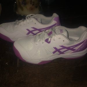 💕NEW Girls size 4 ASICS Shoes